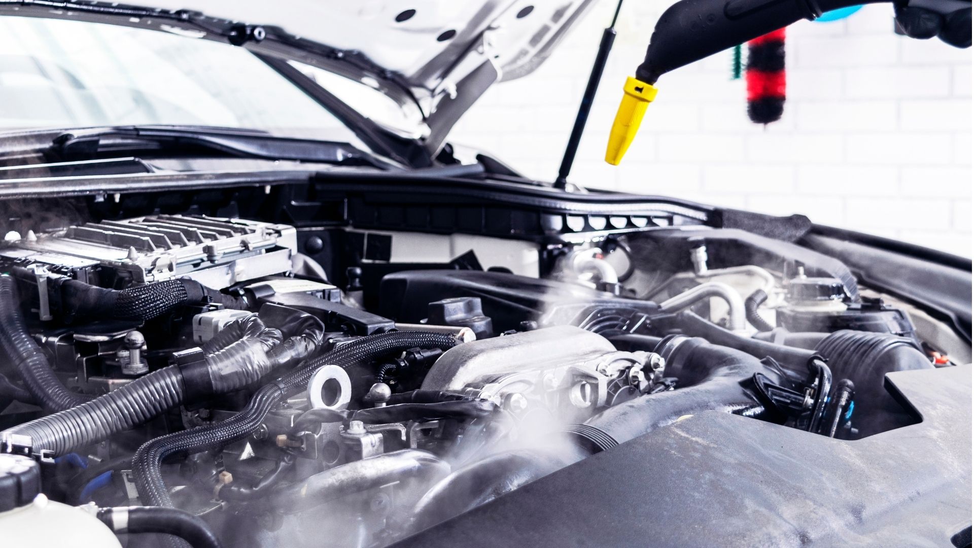 Motor eines PKWs wird gereinigt