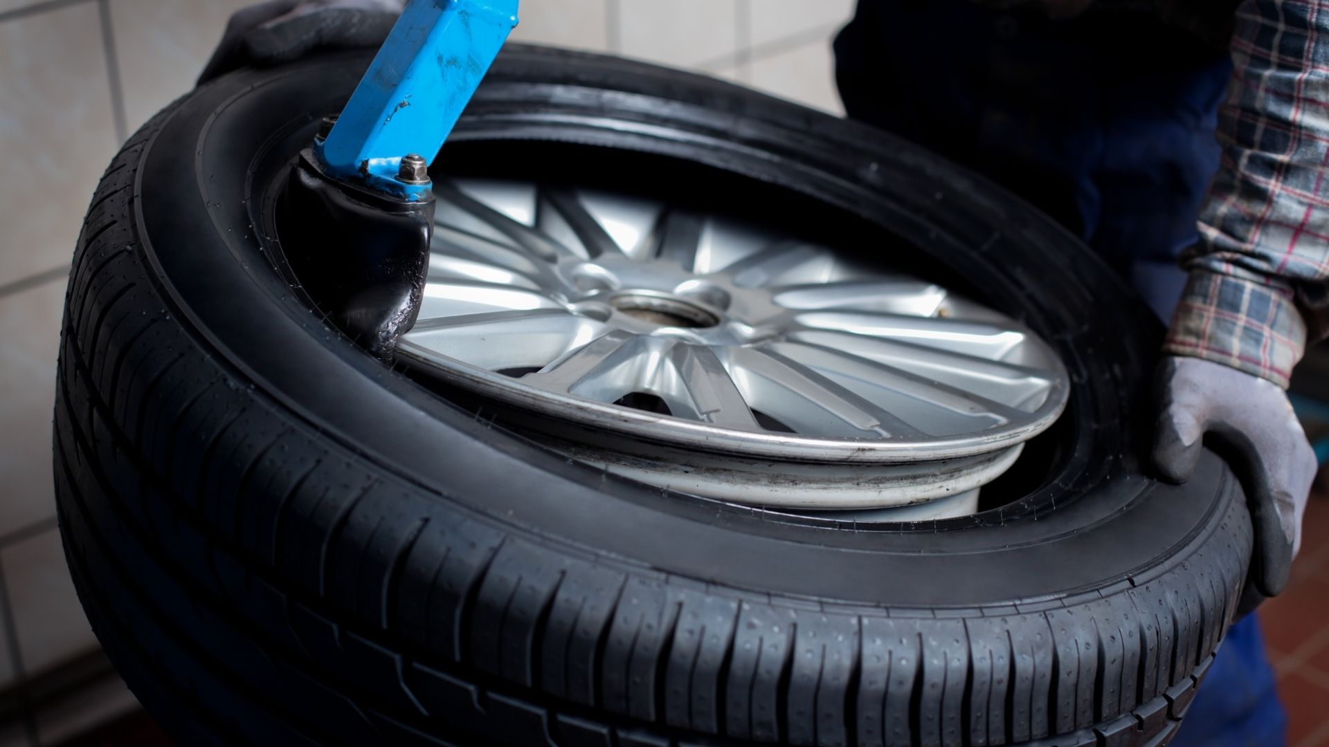 Motor wird während Autopflege gereinigt