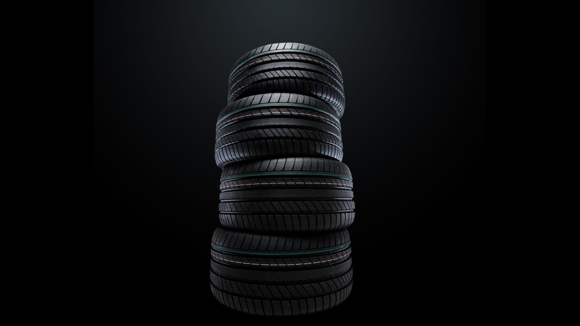 Gestapelte Autoreifen