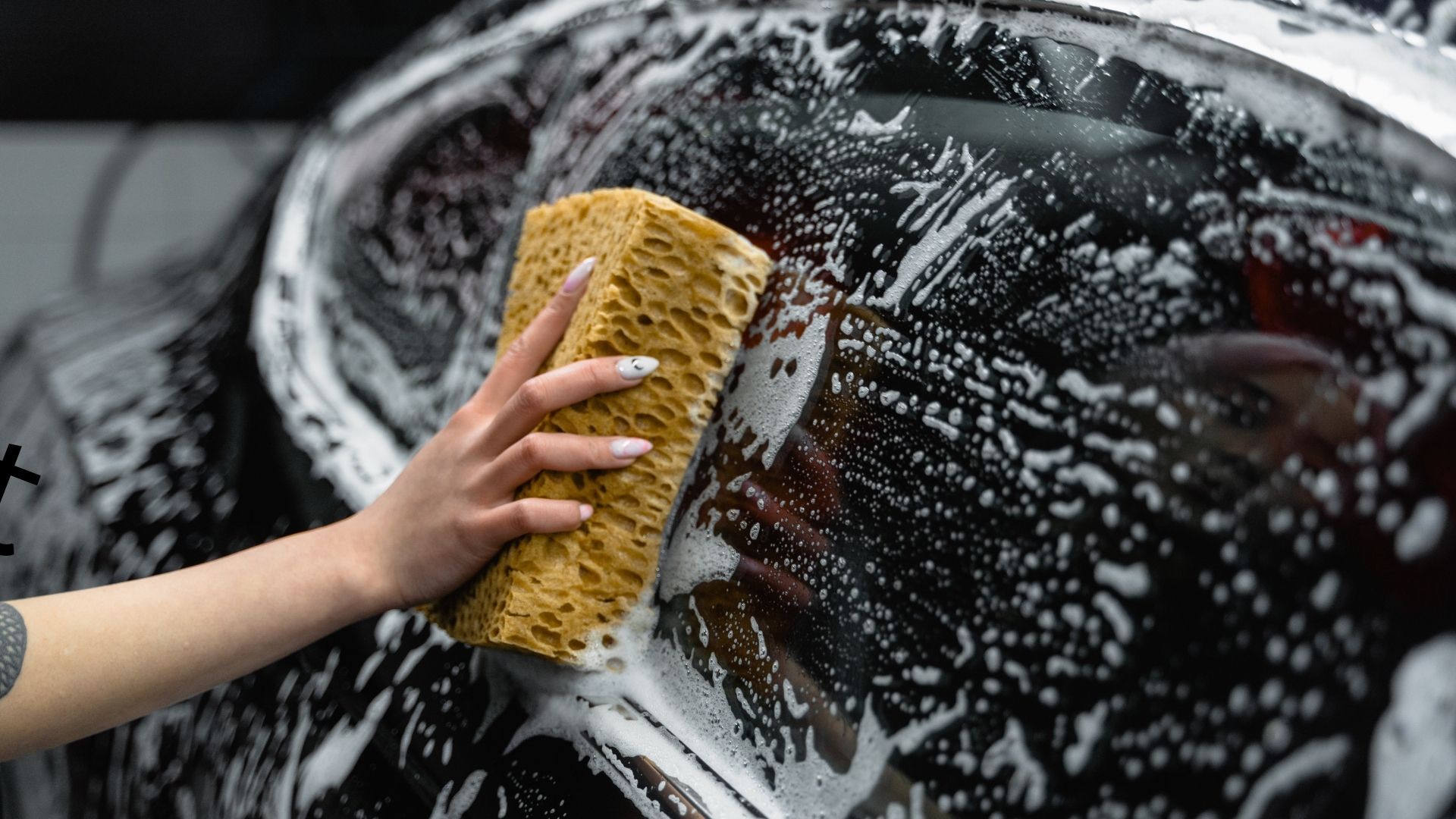 Motor wird während Autopflege gereinigt