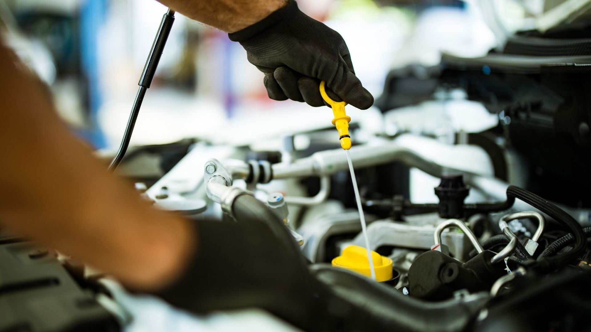 Öl vom Motor wird überprüft
